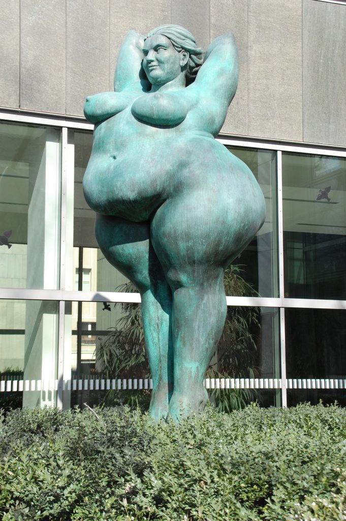 large standing luscious bronze woman sculpture in front of the investitionsbank berlin