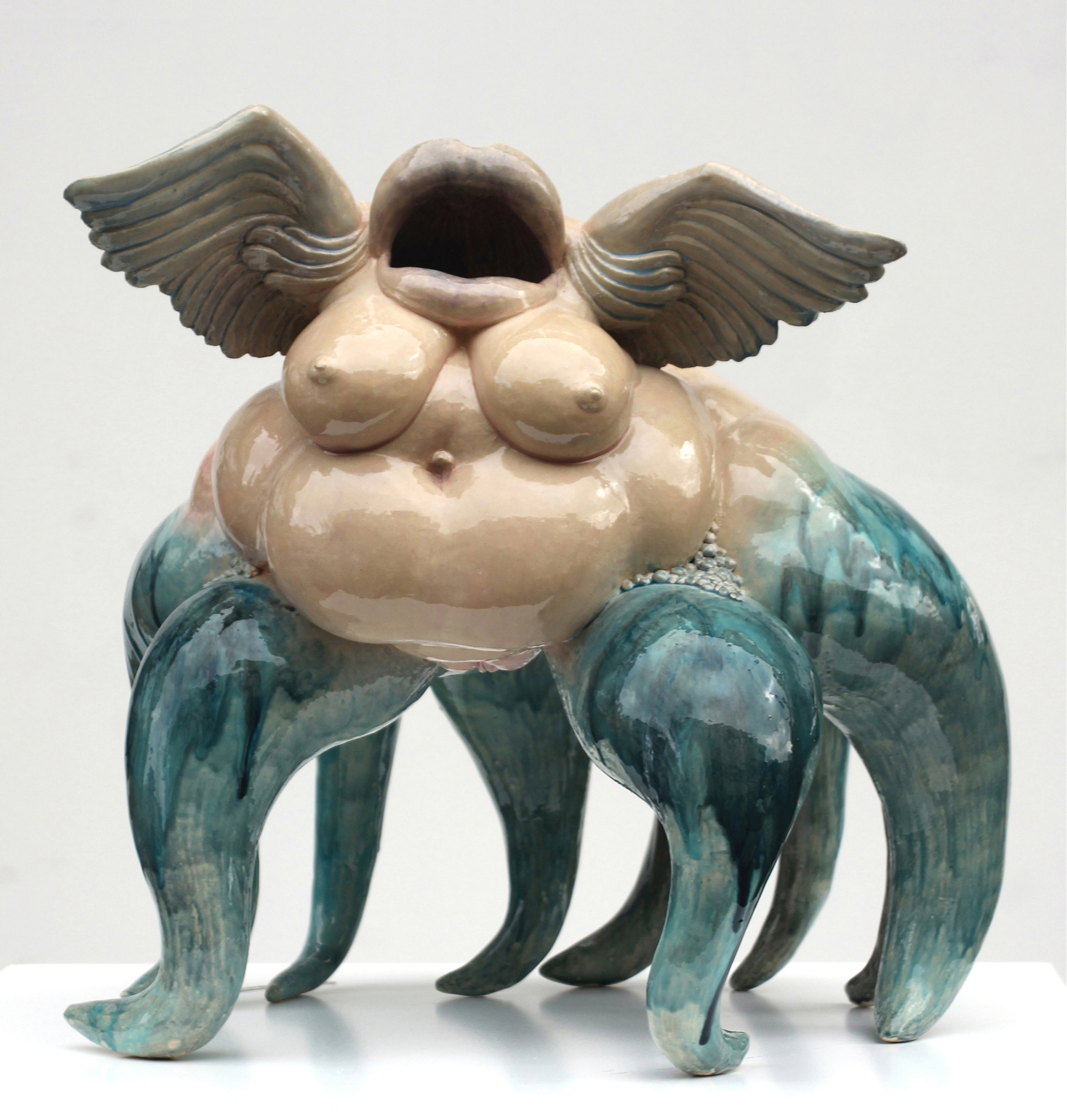 Mischwesen aus einer üppigen Frau und Oktopus mit Flügeln. Keramik glasiert in hautfarben und blaugrau