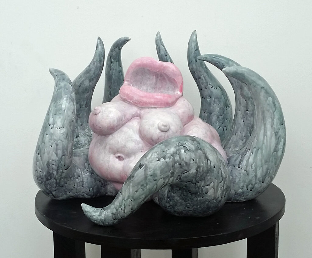 miriamlenk octomama krakenfrau aus keramik, sitzend mit hochgereckten tentakeln.35x60x60cm2021