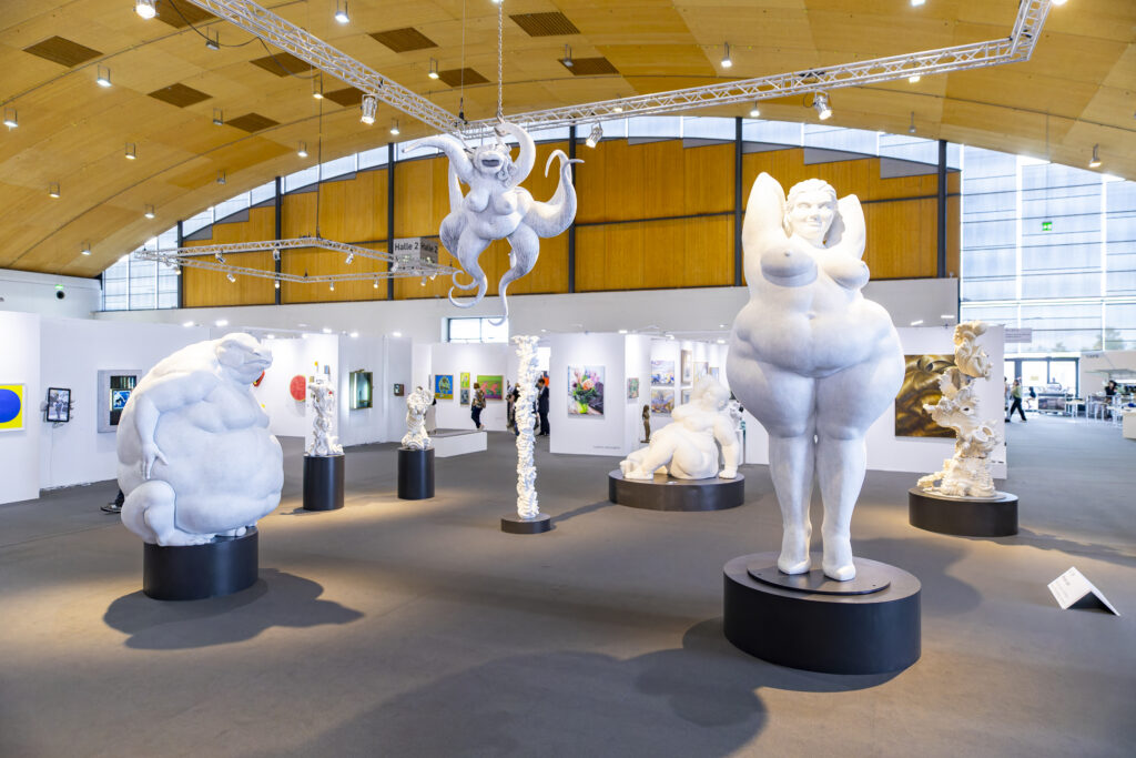 skulpturenplatz art karlsruhe mit grossen weissen figuren